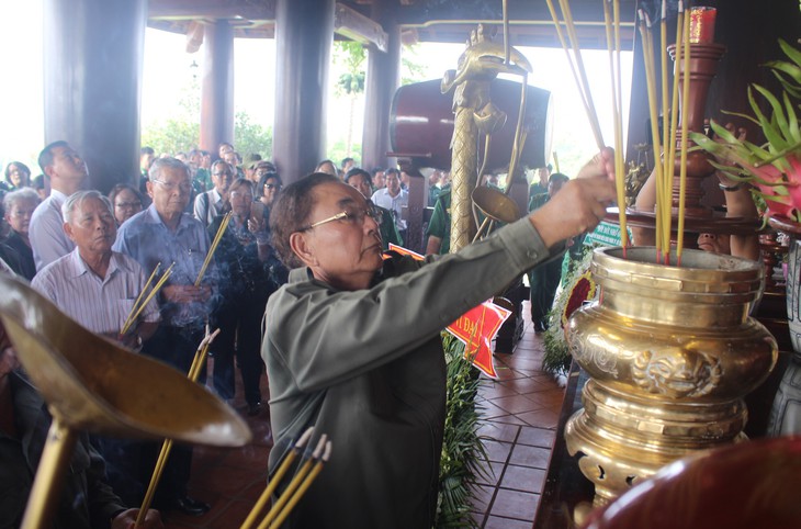 Dâng hương tưởng niệm các liệt sĩ TNXP - Ảnh 1. Dâng hương tưởng niệm các liệt sĩ TNXP - Ảnh 1.
