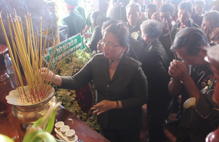 Dâng hương tưởng niệm các liệt sĩ TNXP - Ảnh 2. Dâng hương tưởng niệm các liệt sĩ TNXP - Ảnh 2.