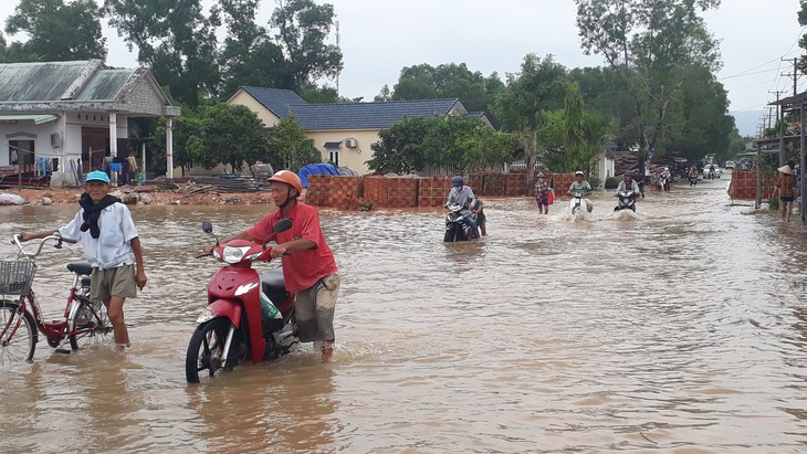 Dân lấn suối để bán đất gây ngập kéo dài ở Phú Quốc - Ảnh 1.