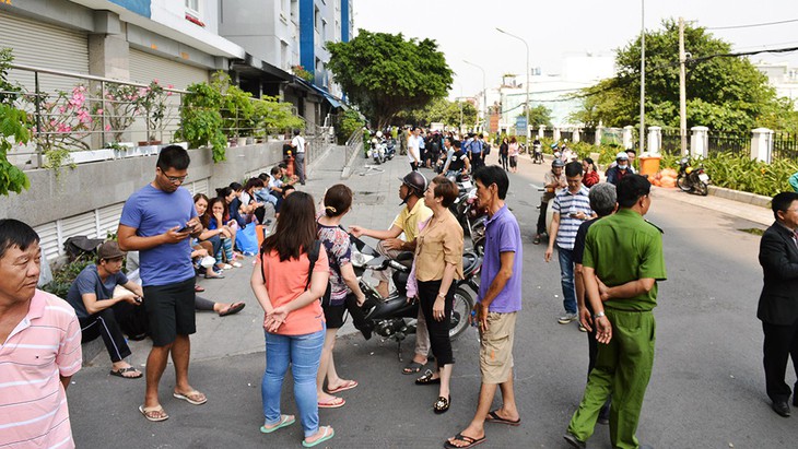 Dân chung cư Carina vạ vật chờ trở lại nhà sau đám cháy - Ảnh 2.