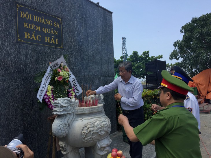 Cảnh sát biển khám bệnh, phát thuốc cho ngư dân Lý Sơn - Ảnh 2.