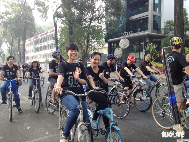Giờ Trái đất 2018: hơn 300 tình nguyện viên đạp xe kêu gọi tiết kiệm điện - Ảnh 3. Giờ Trái đất 2018: hơn 300 tình nguyện viên đạp xe kêu gọi tiết kiệm điện - Ảnh 3.