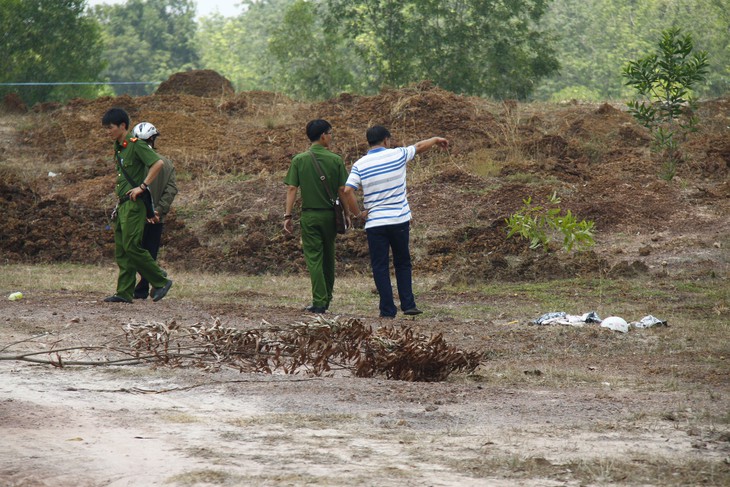 Nghi án chồng giết vợ vứt tại bãi đất trống rồi tự sát - Ảnh 1.