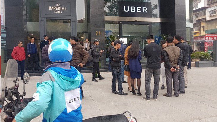 Uber về tay Grab, tài xế phân vân, khách hàng lo độc quyền - Ảnh 1.