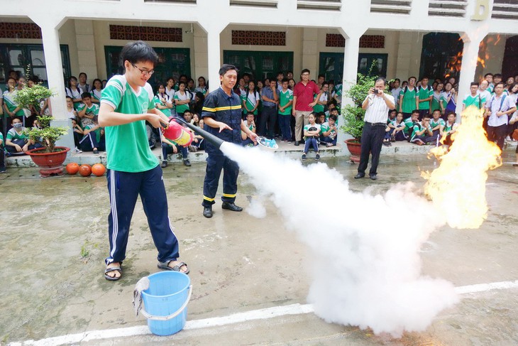 Tôi hỏi 39 học trò, chỉ 1 em biết dùng bình chữa cháy - Ảnh 1. Tôi hỏi 39 học trò, chỉ 1 em biết dùng bình chữa cháy - Ảnh 1.