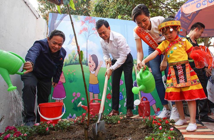 Hoa hậu H’Hen Niê trồng cây, trang trí trường mầm non vùng cao - Ảnh 2.