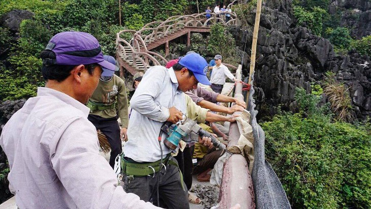 Bắt đầu tháo dỡ công trình xâm phạm di sản Tràng An - Ảnh 1.