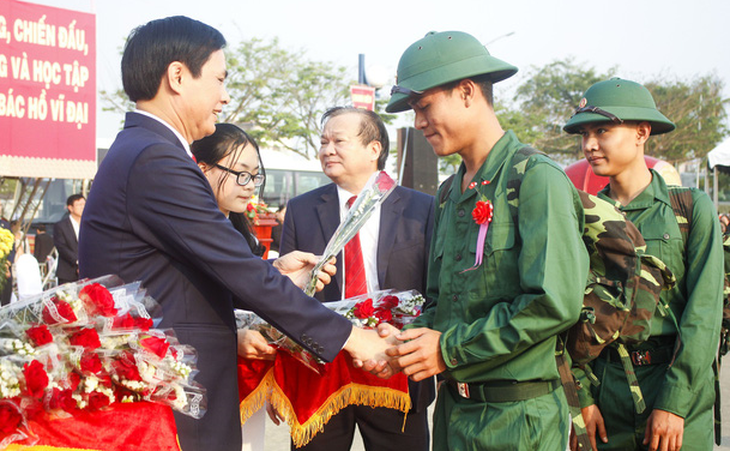 Xúc động cảnh người thân tiễn tân binh ngày nhập ngũ - Ảnh 1.