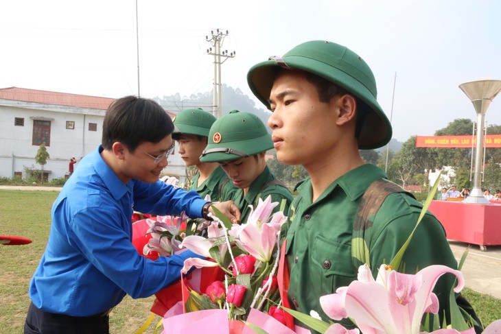 Xúc động cảnh người thân tiễn tân binh ngày nhập ngũ - Ảnh 15.