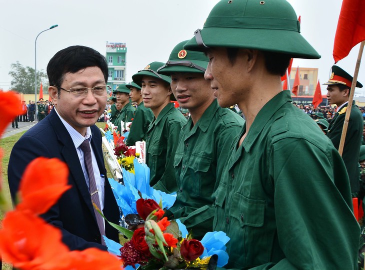 Xúc động cảnh người thân tiễn tân binh ngày nhập ngũ - Ảnh 17.