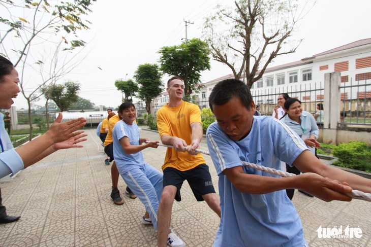 Lính Mỹ chơi kéo co, đập niêu với bệnh nhân Đà Nẵng - Ảnh 2.