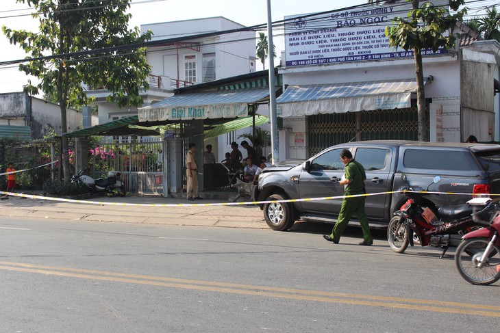 Tông ôtô vào CSGT nghi để giải cứu thuốc lá lậu - Ảnh 1.