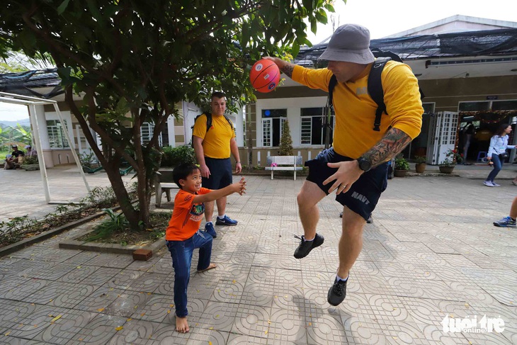 Lính hải quân Mỹ nhảy múa, chơi bóng rổ cùng trẻ em chất độc da cam - Ảnh 6.