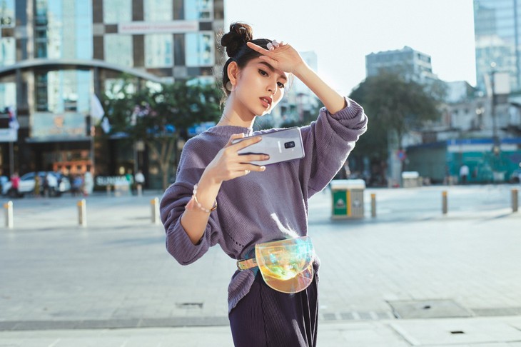 Bí quyết selfie đẹp như siêu mẫu Thùy Dương - Ảnh 2.