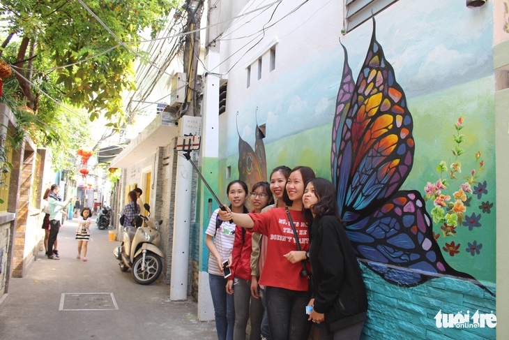 Bạn trẻ đua nhau check-in hẻm bích họa Đà Nẵng - Ảnh 1.