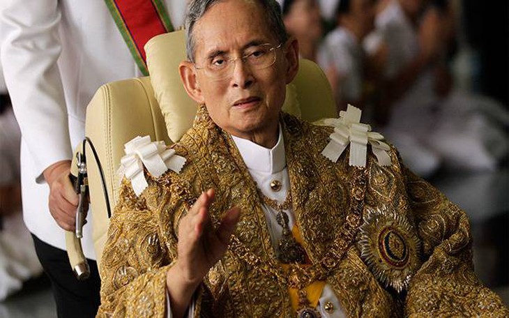 Nhà báo Thái dễ đối mặt án tù vì share ảnh chế với nhà vua - Ảnh 1. Nhà báo Thái dễ đối mặt án tù vì share ảnh chế với nhà vua - Ảnh 1.