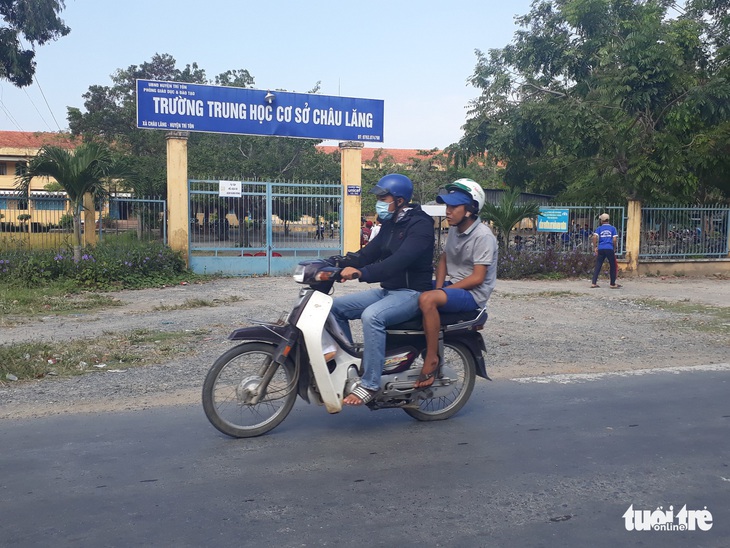 Bị phụ huynh chặn đường đánh, thầy cô giáo kêu cứu - Ảnh 1.