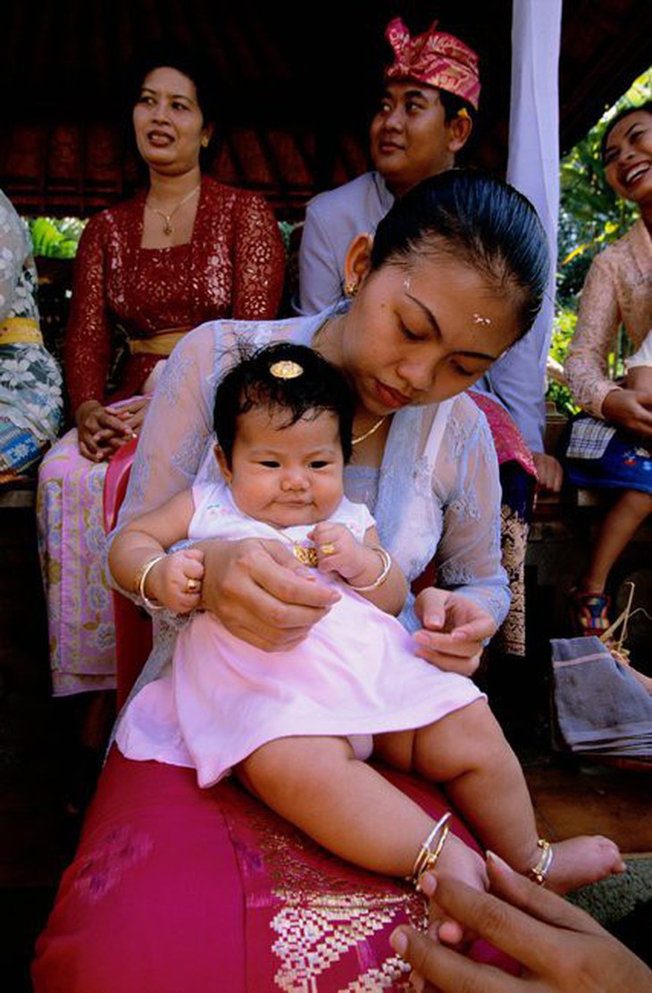 Lạ lùng cha mẹ không nhìn mắt con, cho ngủ hộp... để dạy con - Ảnh 2.