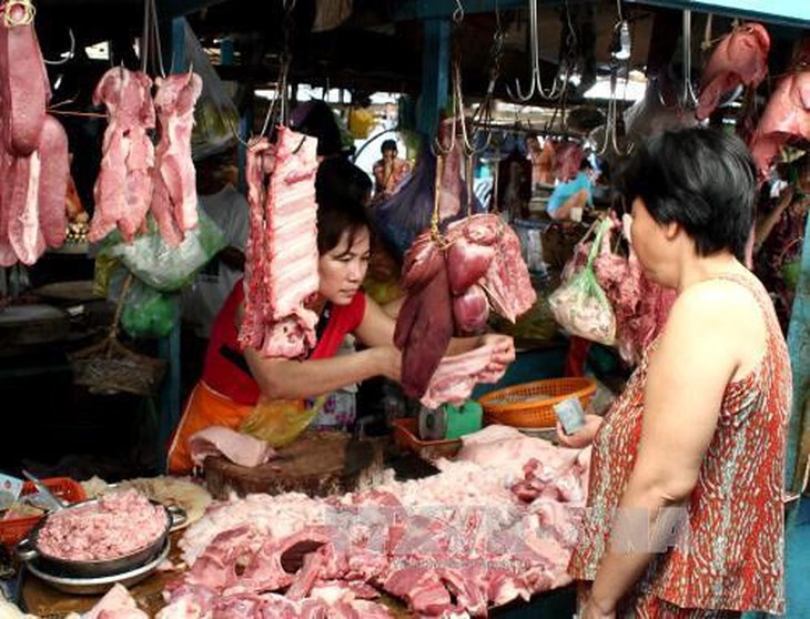 Hơn 13% mẫu thịt lợn vi phạm chỉ tiêu vi sinh - Ảnh 1. Hơn 13% mẫu thịt lợn vi phạm chỉ tiêu vi sinh - Ảnh 1.