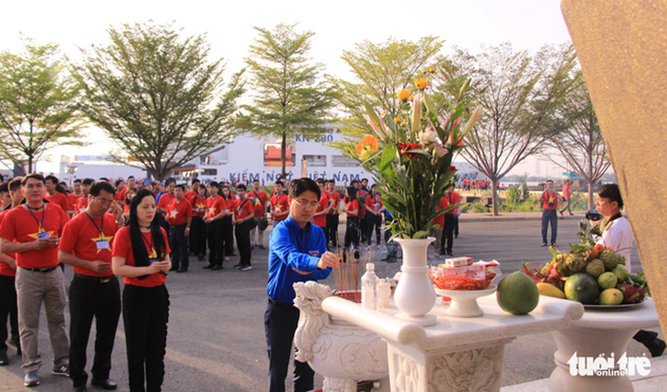 Đoàn Hành trình Tuổi trẻ vì biển đảo quê hương lên đường thăm Trường Sa - Ảnh 1.