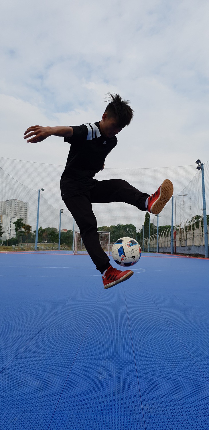 Khuấy động trào lưu lơ lửng chậm cùng freestyle football và parkour - Ảnh 1.