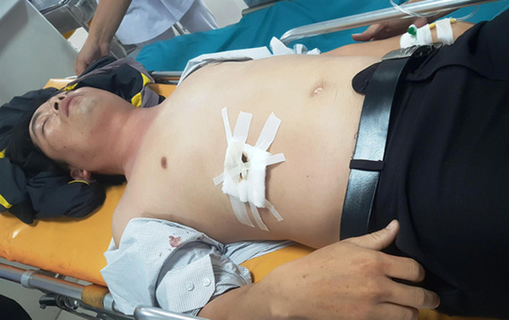 Học sinh đâm thủng bụng thầy đã vào bệnh viện xin lỗi - Ảnh 1. Học sinh đâm thủng bụng thầy đã vào bệnh viện xin lỗi - Ảnh 1.