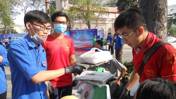 Doanh nghiệp thu gom ve chai, đổi quà tặng - Ảnh 1.