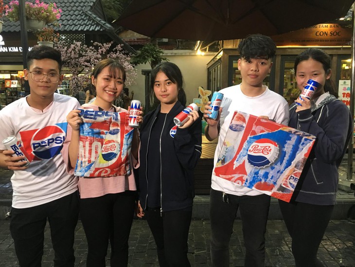 “Lật tung” cả Hà Nội vì hộp quà chất Pepsi - Ảnh 12. “Lật tung” cả Hà Nội vì hộp quà chất Pepsi - Ảnh 12.
