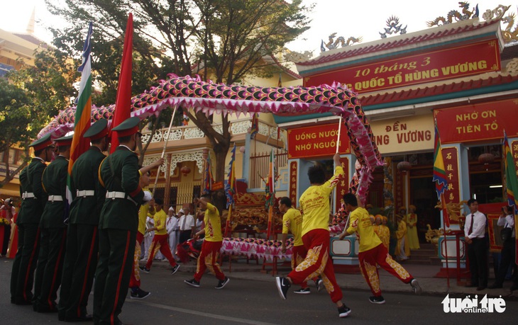 bieu dien lan su rong truoc den vua hung-crop