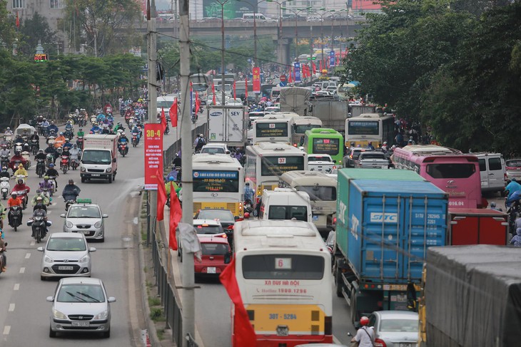 Nghỉ lễ 30-4 và 1-5: Tàu, xe bắt đầu căng thẳng - Ảnh 2.