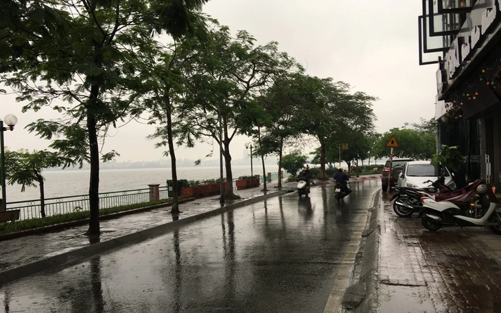 Cơn mưa giông bất ngờ làm sập sân khấu, Huế hoãn đêm nhạc có Mono - Ảnh 3.