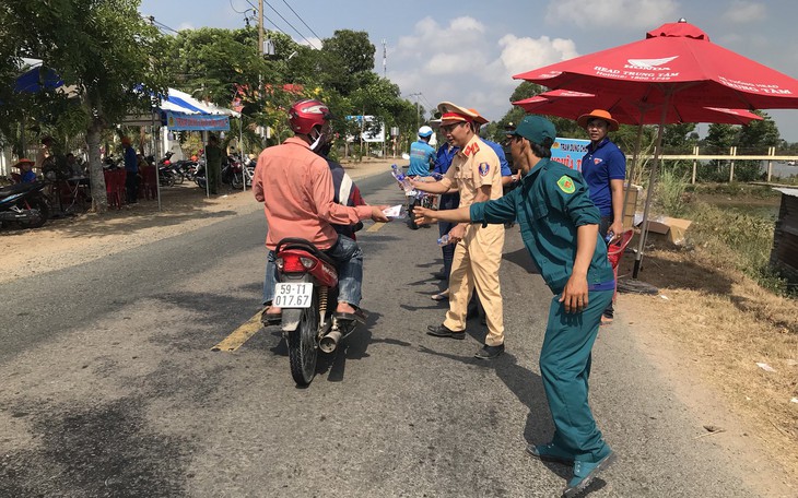 CSGT vùng biên lập "trạm dừng chân dã chiến" cho bà con về quê