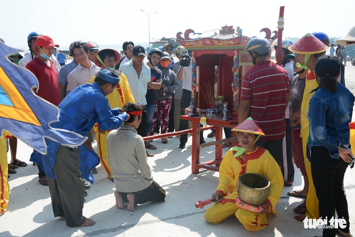 Tẩm liệm, an táng cá Ông 2,5 tấn chết trôi dạt vào bờ - Ảnh 2.