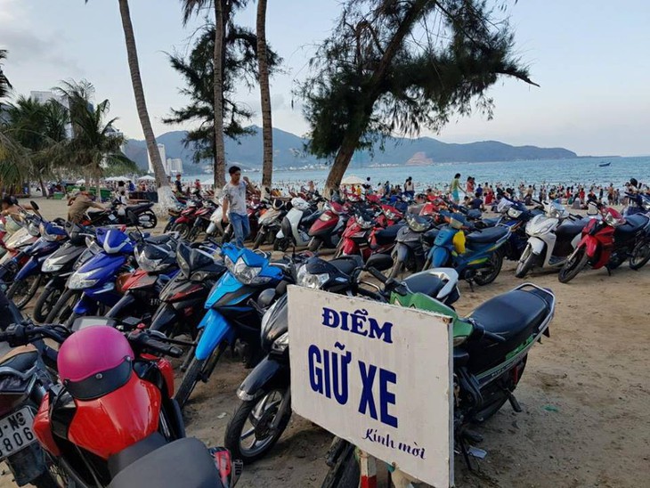 Nha Trang du khách ùn ùn ra đảo, di tích Kim Liên ùn ứ kéo dài - Ảnh 3.