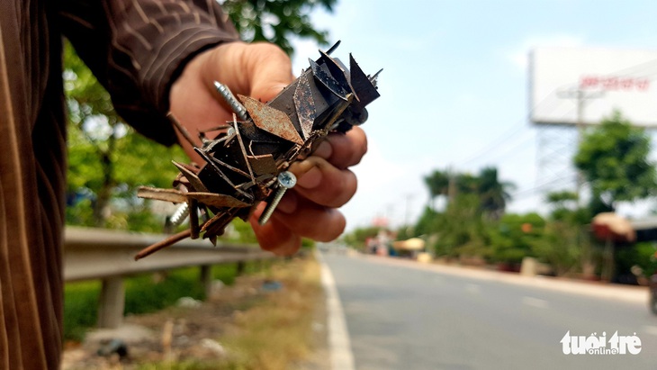 Đinh xuất hiện trên quốc lộ 1, chính quyền ra tay thu gom - Ảnh 1.