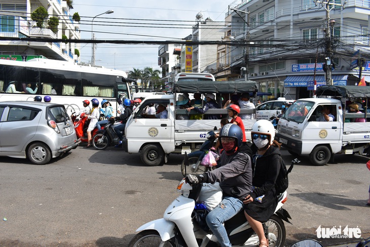 Biển người chật kín trong lăng miếu Núi Sam - Ảnh 2.