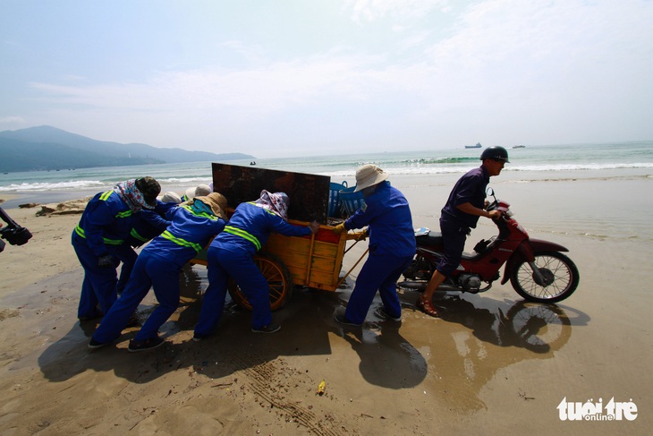 Bãi biển Đà Nẵng ngập rác sau mưa lớn - Ảnh 5.