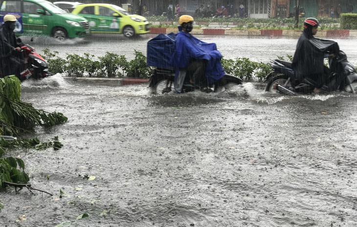 Trên biển áp thấp, đất liền mưa dông - Ảnh 1.