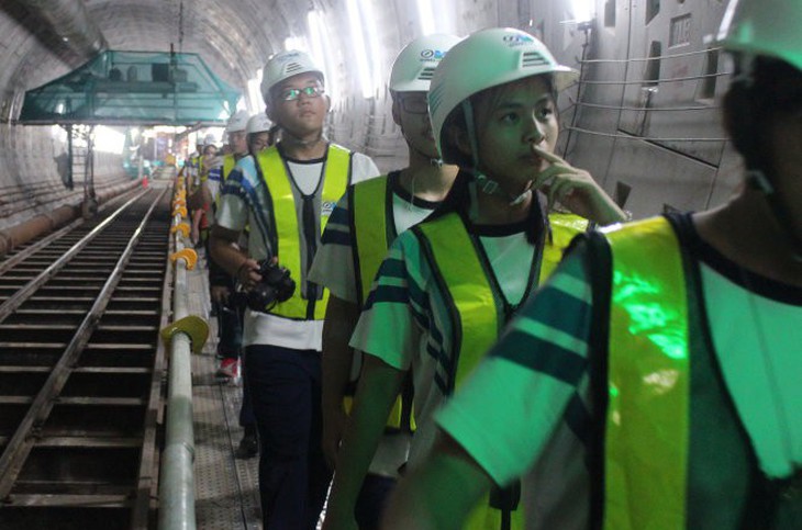 Thầy trò cùng học ở công trường metro - Ảnh 1.