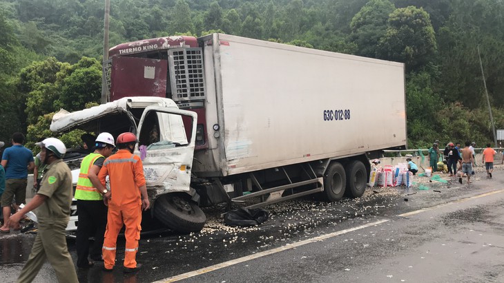 Xe liên tục đâm va trên đường vào phía nam hầm Hải Vân - Ảnh 4. Xe liên tục đâm va trên đường vào phía nam hầm Hải Vân - Ảnh 4.