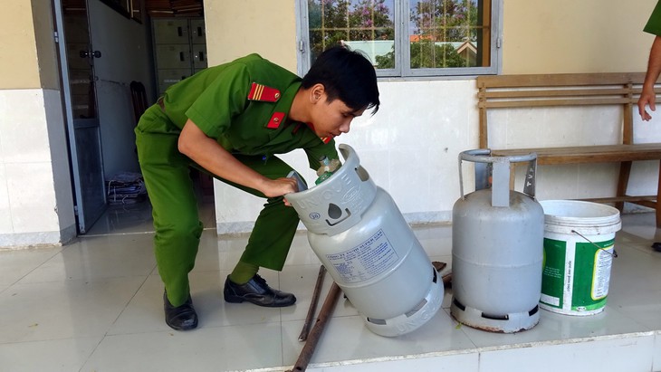 Công an còng tay bé gái 13 tuổi khi gia đình phản đối cưỡng chế nhà - Ảnh 2.