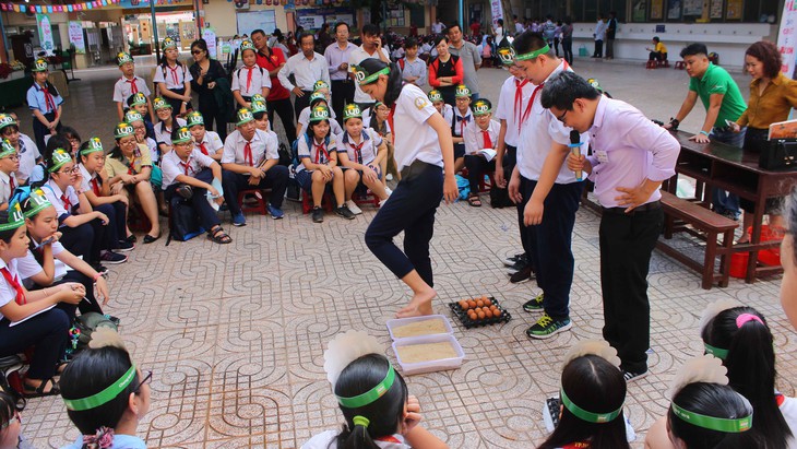 Thí sinh thích thú đề thi đi trên trứng mà không làm bể trứng - Ảnh 1.