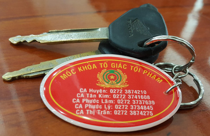 Đăng ký xe, làm chứng minh thư nhận móc khóa tố giác tội phạm - Ảnh 1. Đăng ký xe, làm chứng minh thư nhận móc khóa tố giác tội phạm - Ảnh 1.