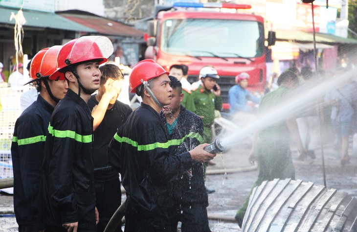 Nhiều cửa hàng gần chợ bị cháy, tiểu thương ôm hàng bỏ chạy - Ảnh 2.