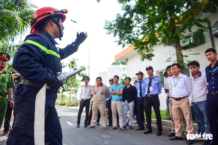 Diễn tập đưa lồng bệnh nhi thoát khỏi đám cháy bệnh viện - Ảnh 2.