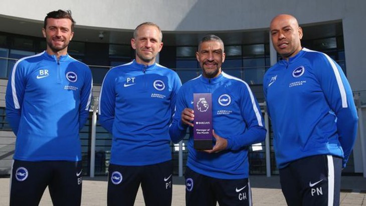 Brighton ‘thưởng” cho huấn luyện viên Hughton - Ảnh 1.