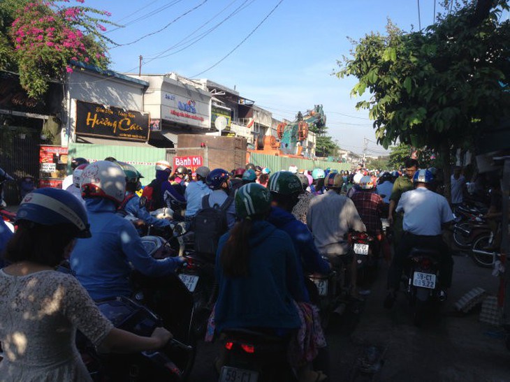 Dựng lô cốt ngay ngã ba, mất gần 3 giờ mới qua được... 1km! - Ảnh 1.