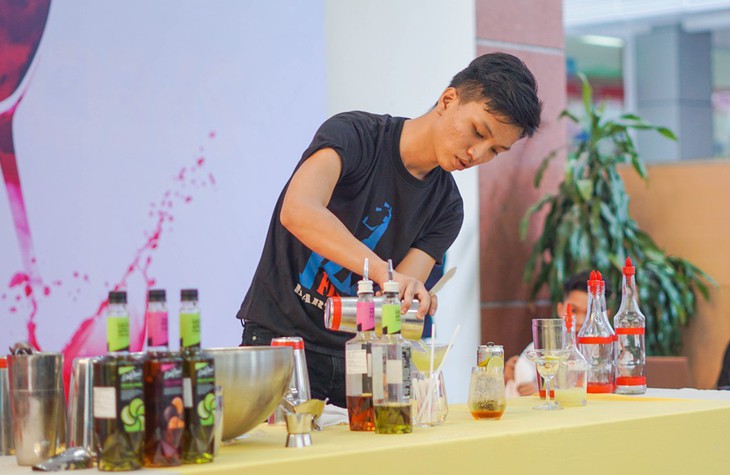 Xem bạn trẻ mê bartender thi tài biểu diễn pha chế - Ảnh 3.