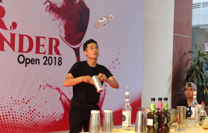 Xem bạn trẻ mê bartender thi tài biểu diễn pha chế - Ảnh 2.