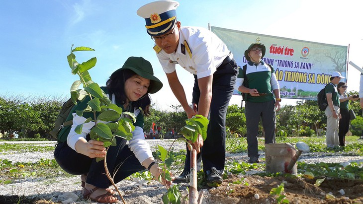 Để Trường Sa thêm xanh - Ảnh 1.